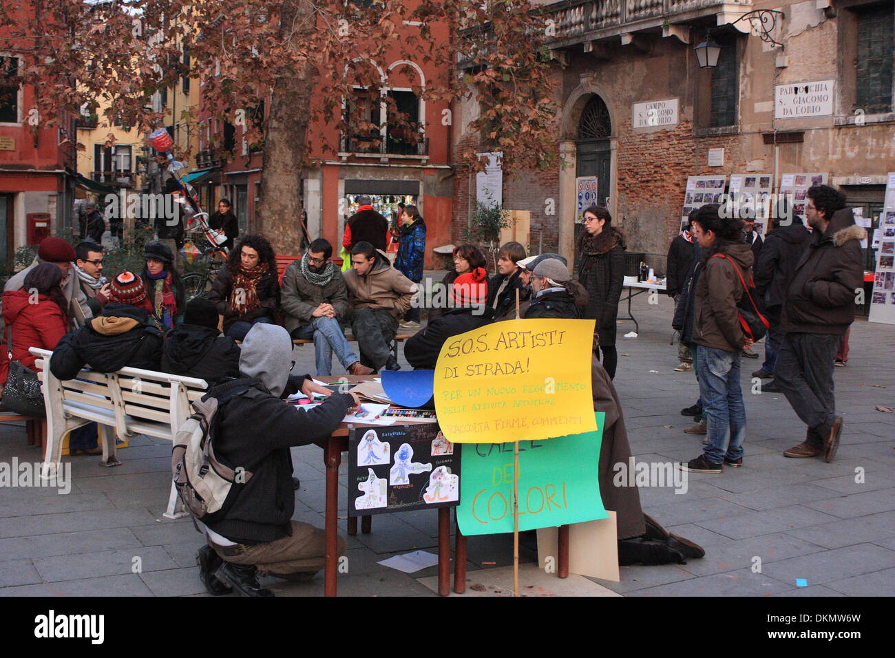 Venise, Italie. 7 Décembre, 2013. "Protestation S.O.S. Artisti di strada !" contre l'art de rue très restrictive du règlement sur Venise, Italie. Banque D'Images