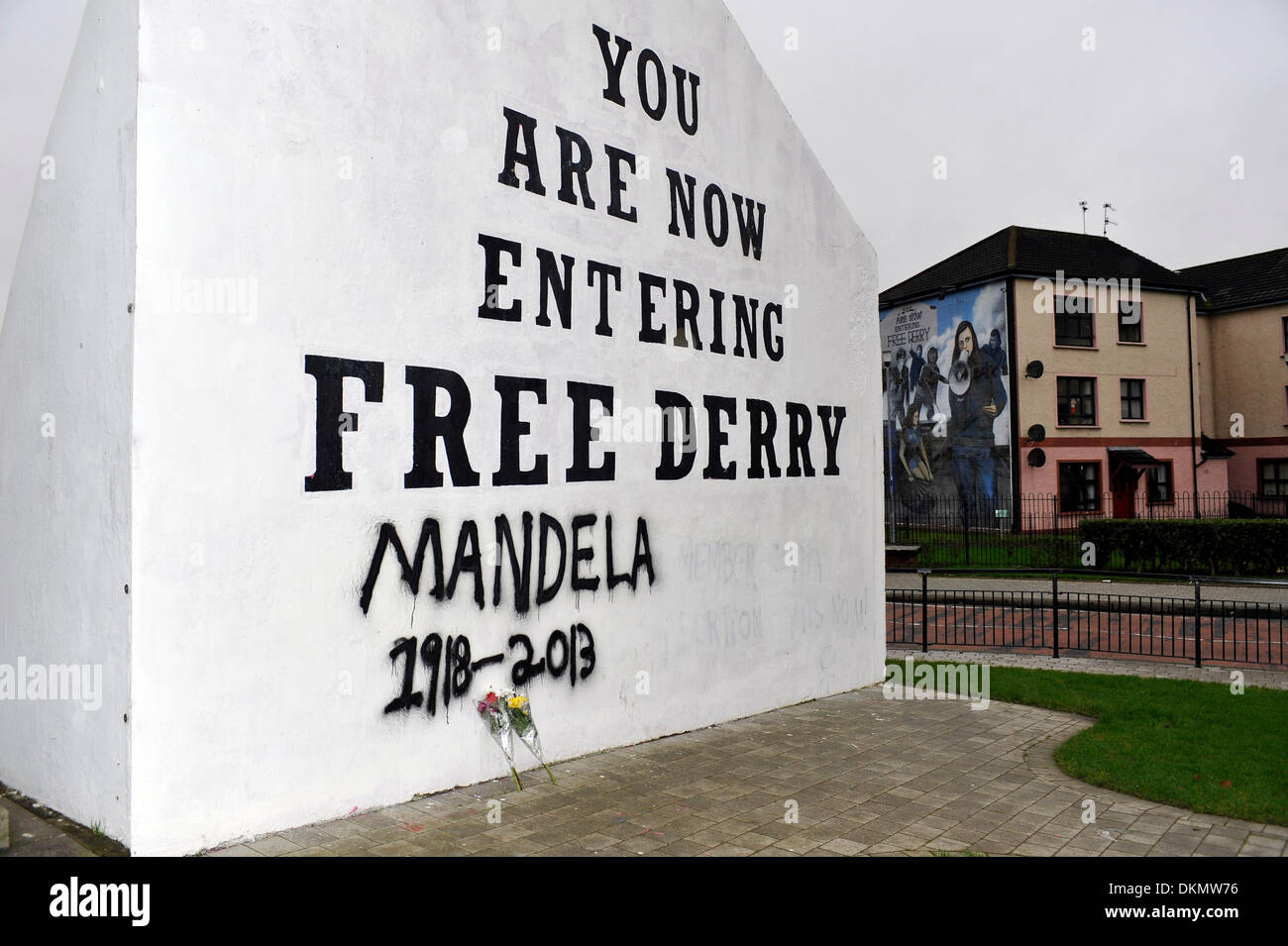 Londonderry, en Irlande du Nord - 07 mars 2014 - Hommage à Free Derry Corner, Bogside, après la mort de Nelson Mandela le 5 décembre. Crédit : George Sweeney/Alamy Live News Banque D'Images