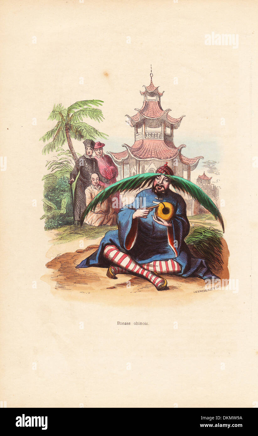 Moine chinois avec la feuille de palmier hat assis en face d'une pagode. Banque D'Images