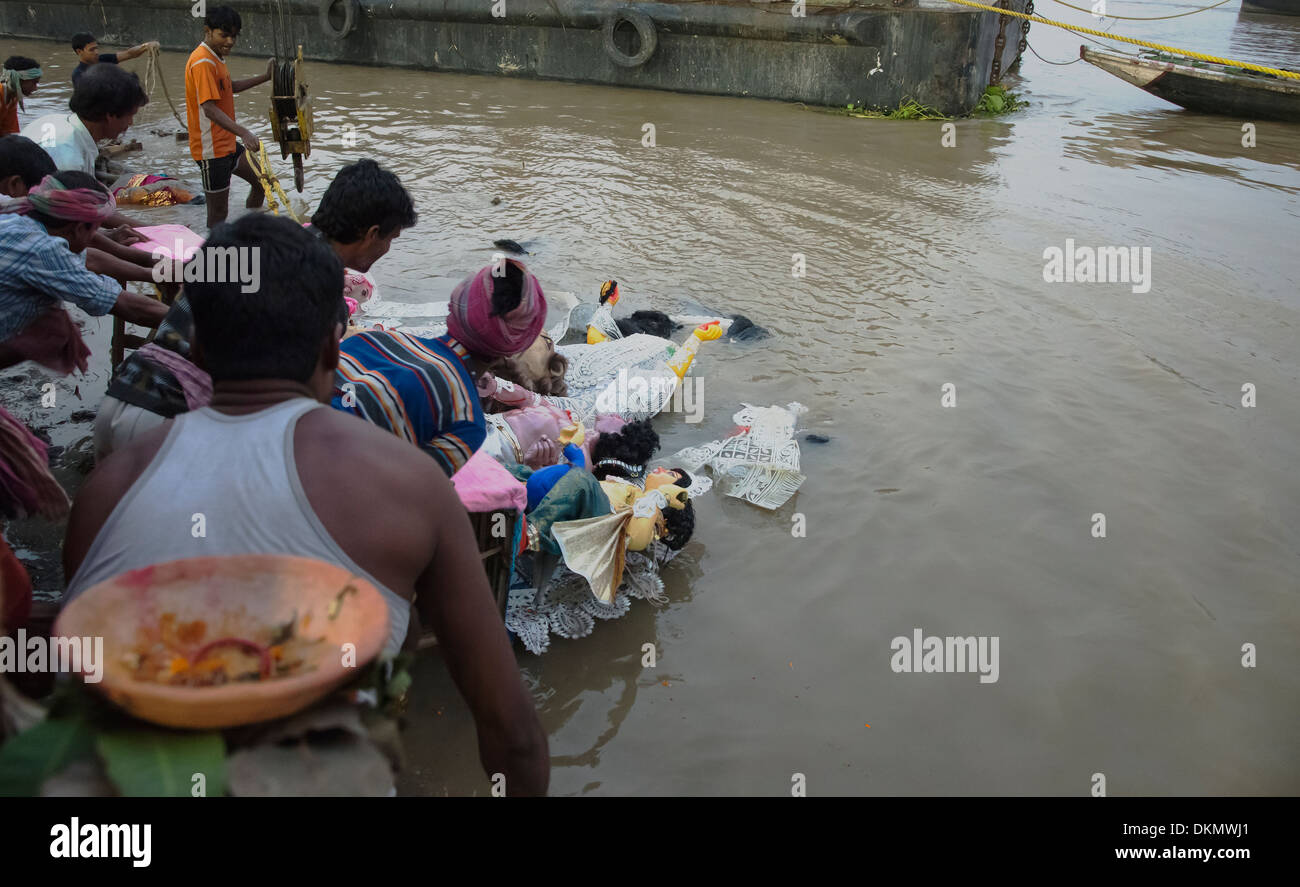 Immergé dans le fleuve Ganga,les idoles de l'Devil-Asura,Seigneur Kartikeya et consorts de la Déesse Durga sur Vijaya Dasami jour. Banque D'Images