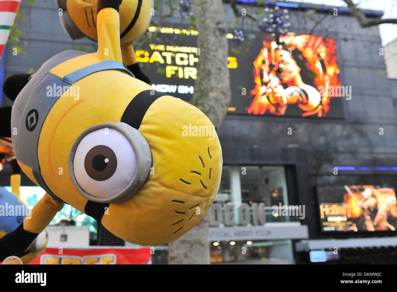 Leicester Square, Londres, Royaume-Uni. 7 décembre 2013. Détestable moi soft toy prix au Leicester Square fête foraine de Noël. Crédit : Matthieu Chattle/Alamy Live News Banque D'Images