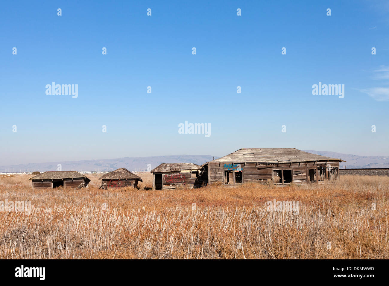 Des cabanes abandonnées lentement sombrer dans le marais à la ville fantôme de pont-levis, dans le sud de la baie de San Francisco. Banque D'Images
