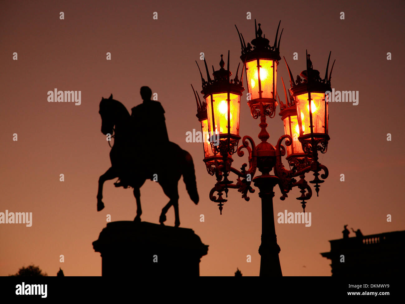 Johann King statue avec la lumière de la rue en face de l'Opéra Semper, Semperoper, Dresde, Saxe, Allemagne Banque D'Images