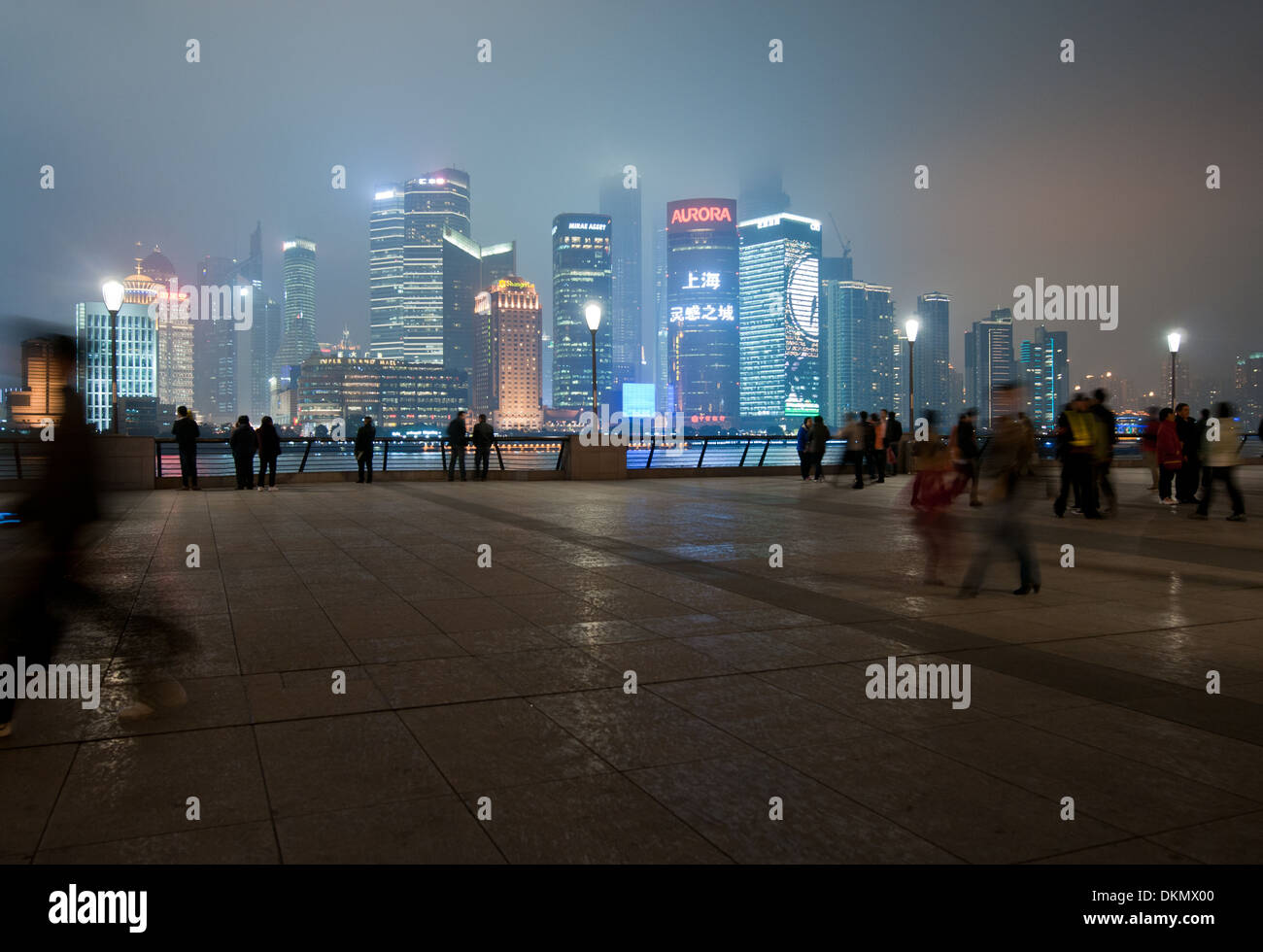 Vue de nuit sur les toits de Pudong vu du Bund à Shanghai, Chine (voir la description pour les bâtiments de plus amples détails) Banque D'Images