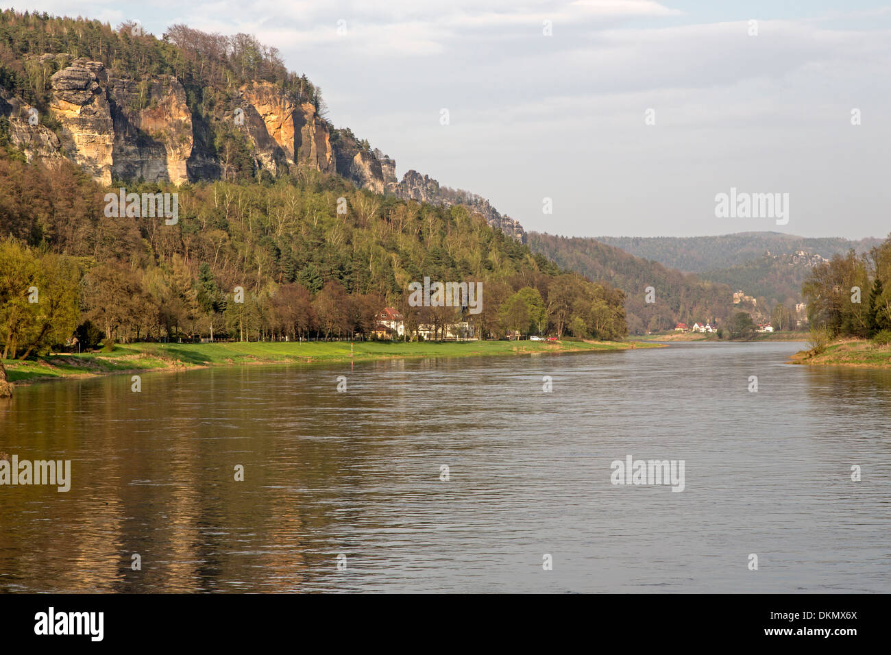 L'Elbe dans des montagnes de grès de l'Elbe, Saxon, Germany, Europe Banque D'Images