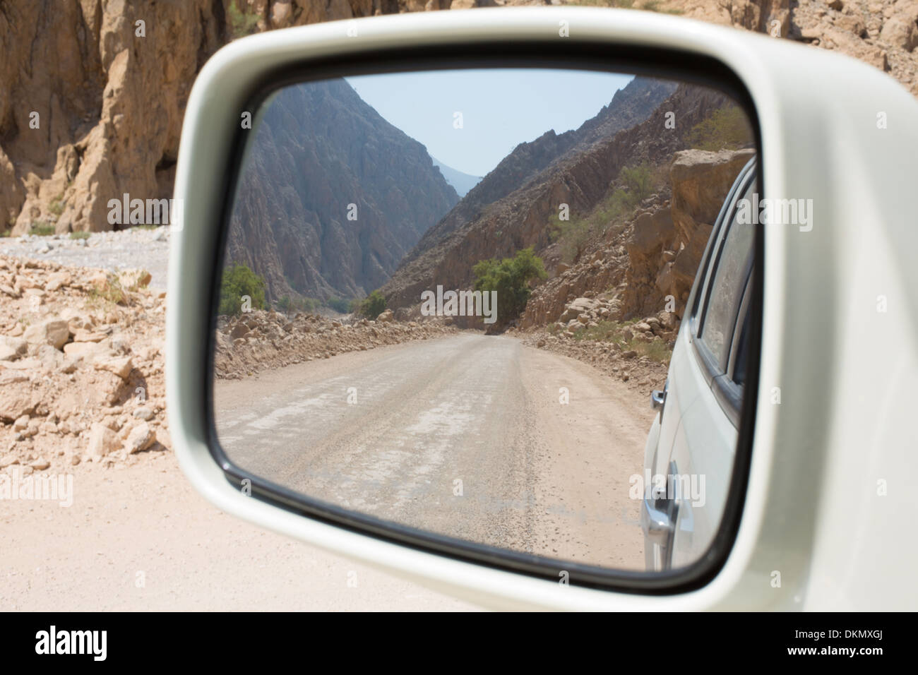 La vue depuis une voiture's wing mirror de la route de montagne de Wadi Khab al Shamis en Oman, Musandam Banque D'Images