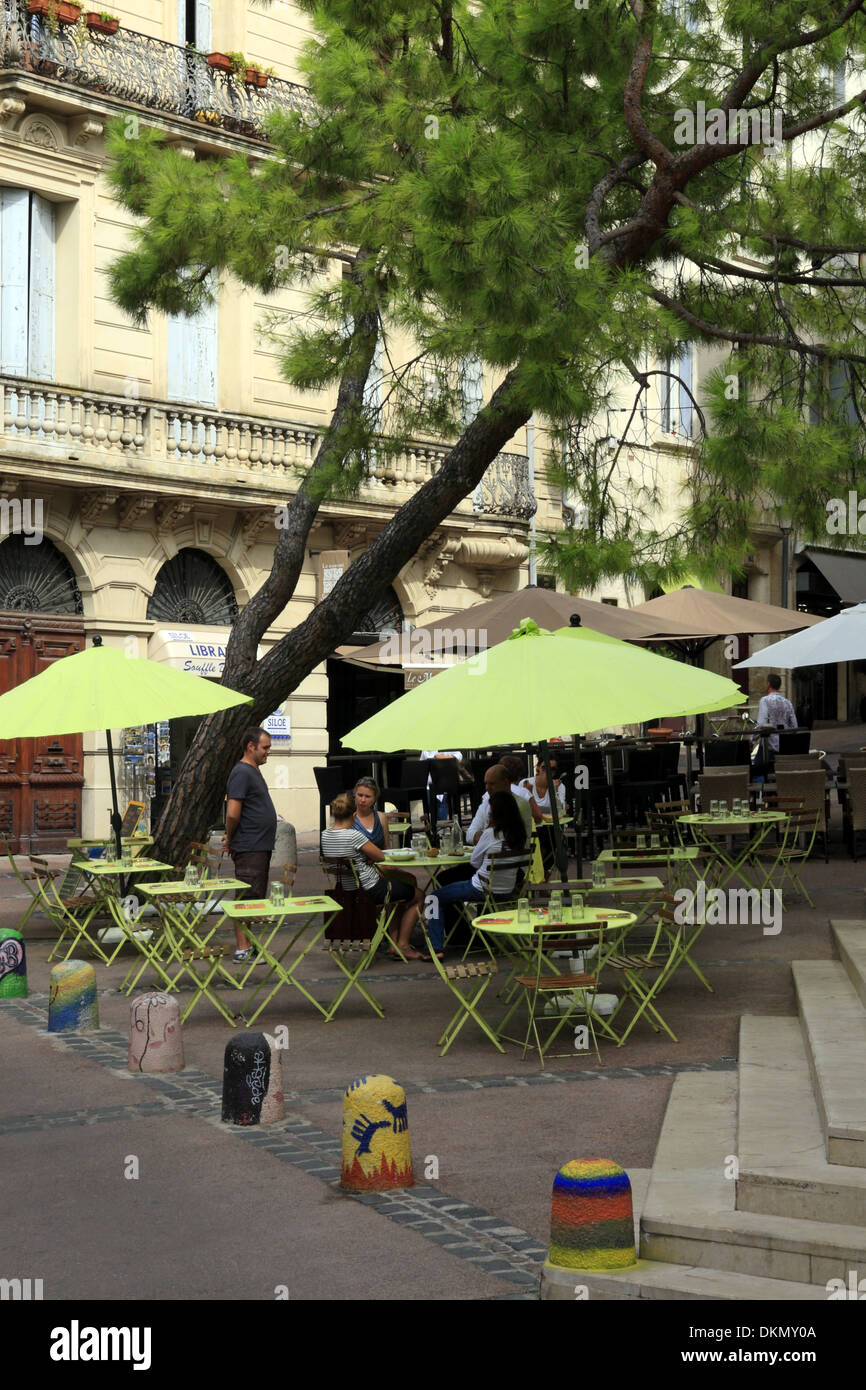 Quartier St Roch, terrasses et parking anti bornes peintes par les artistes de Montpellier, Hérault, France Banque D'Images