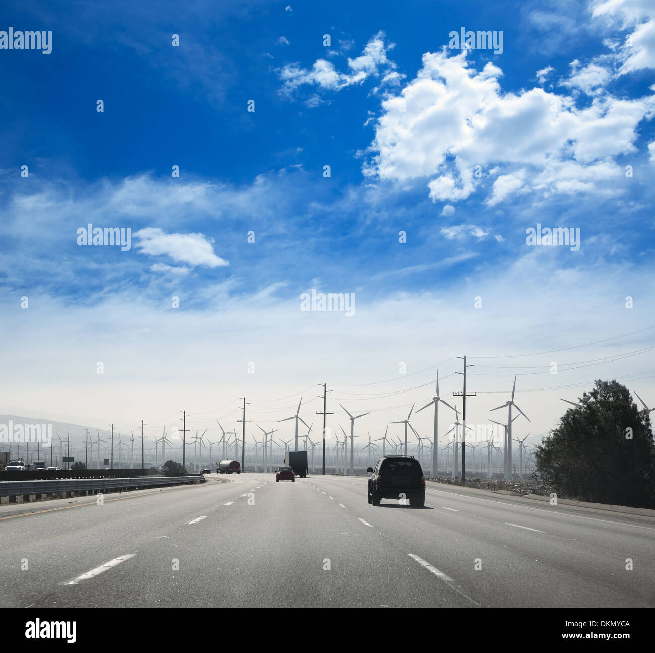 California road avec moulins électriques aérogénérateurs et de trafic Banque D'Images