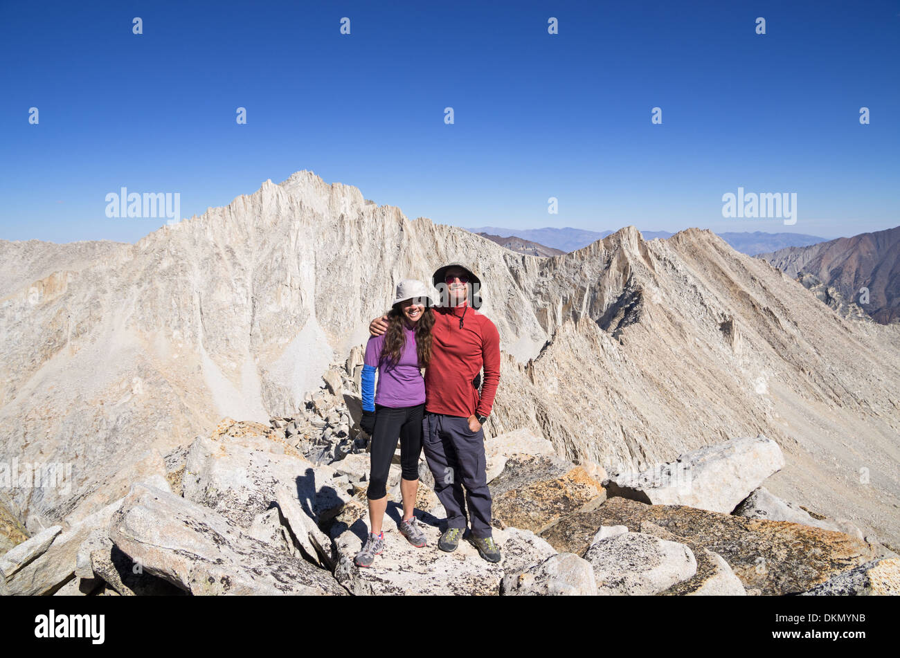 Smiling couple au sommet du mont Jules César dans les montagnes de la Sierra Nevada Banque D'Images