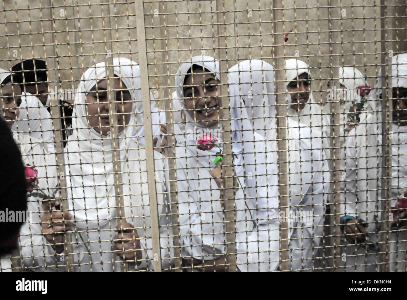 Alexandrie, Egypte. 7 Décembre, 2013. Les femmes des partisans du Président égyptien déchu Mohamed Morsi sont observés dans la cage du défendeur dans un tribunal à Alexandrie, Egypte, 7 décembre 2013. Un tribunal égyptien a ordonné Samedi 21 filles et femmes islamistes emprisonnés plus de protestations d'être libéré, a rapporté l'agence de presse officielle MENA. Credit : Stringer/Xinhua/Alamy Live News Banque D'Images