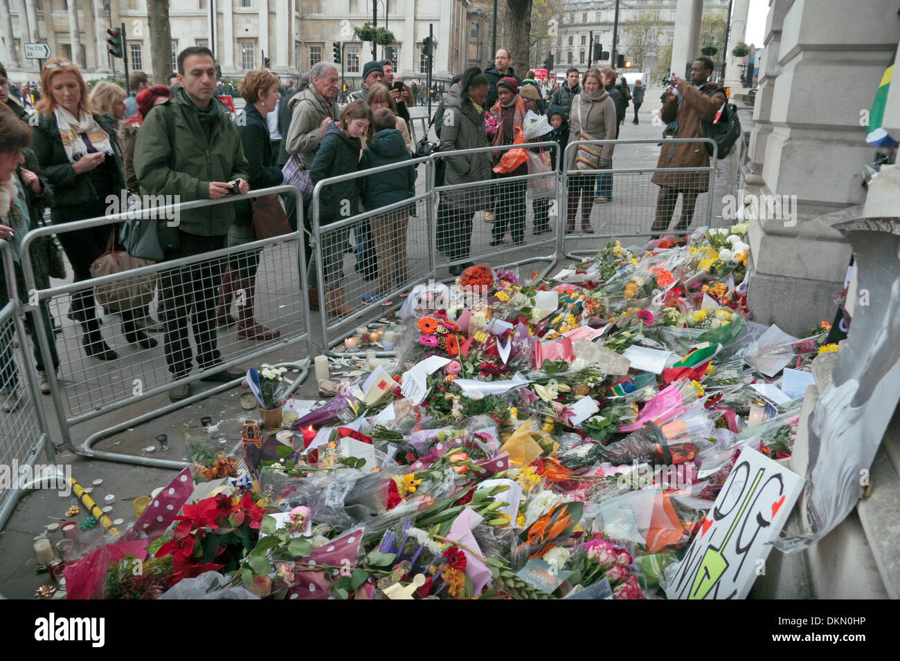 Trafalgar Square, (Afrique du Sud), London, UK. 7 décembre 2013. Les foules à la recherche au fleurs et messages hors Afrique du Sud Maison, Trafalgar Square à la suite de la mort de Nelson Mandela. Credit : Maurice Savage/Alamy Live News Banque D'Images