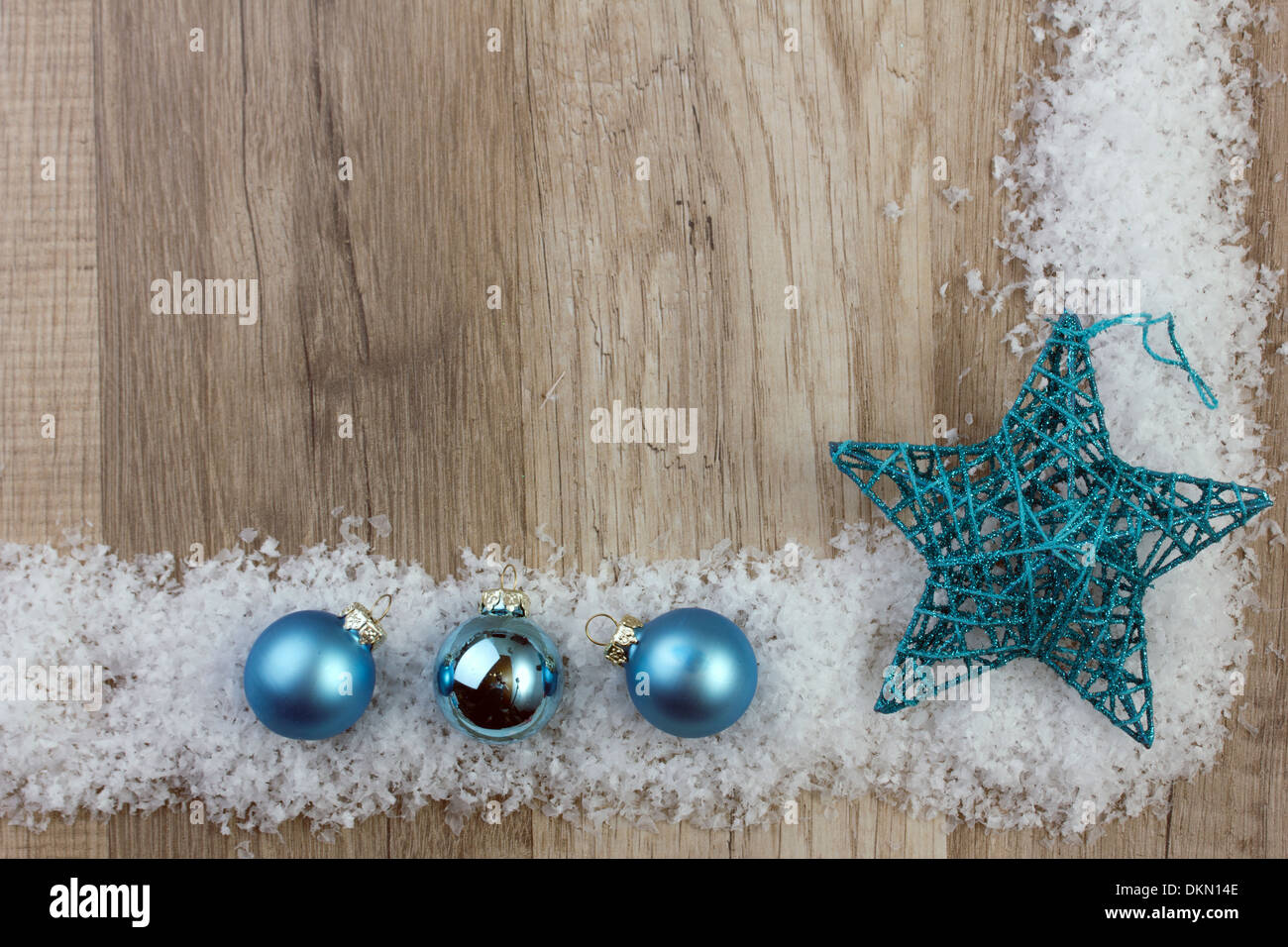 Boules de Noël avec étoiles morave et bleu fond de bois avec de la neige Banque D'Images