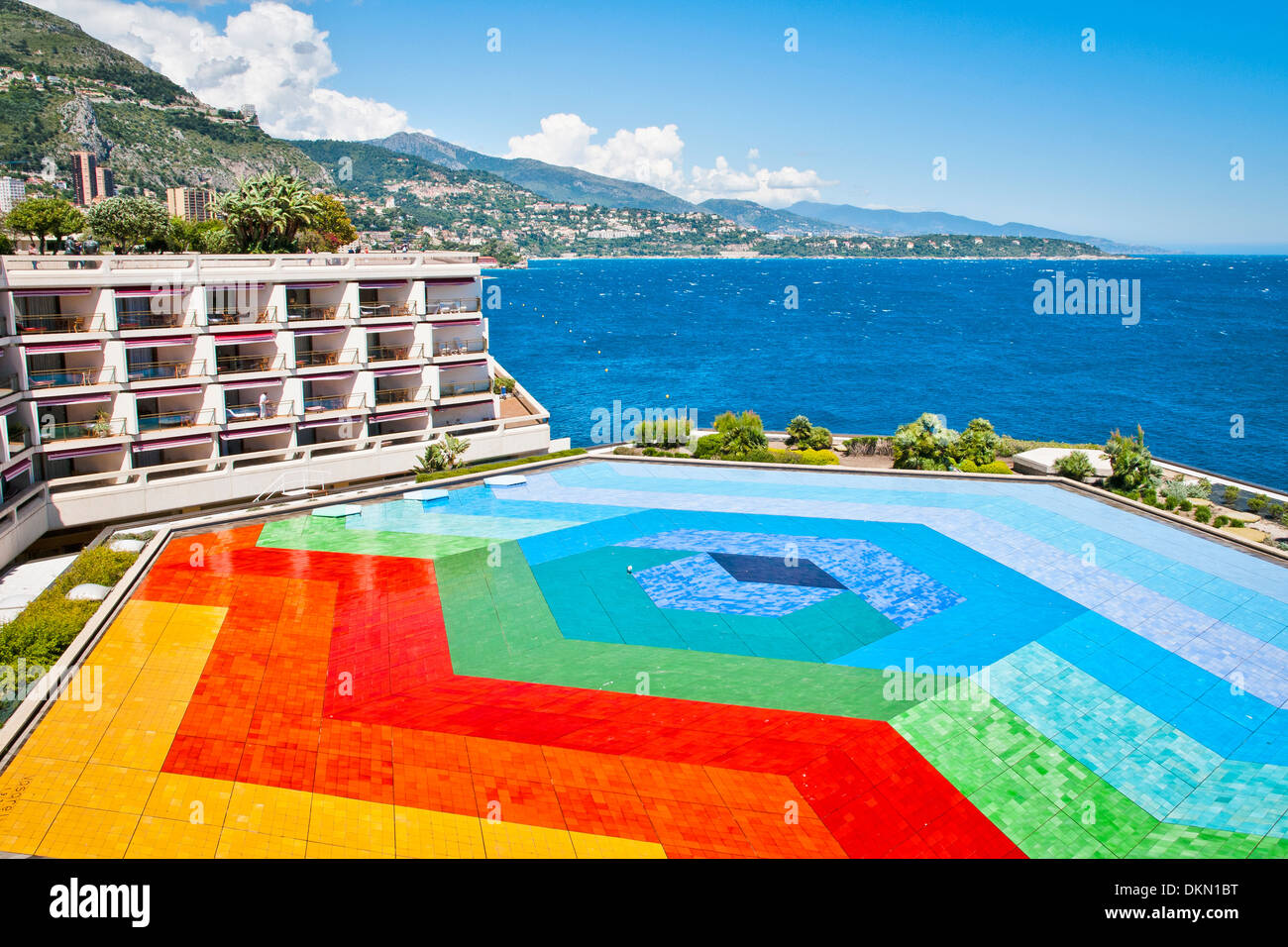 Piscine mosaïque colorée,Hexagrace 'Le Ciel, la mer, la Terre, Monaco, Côte d'Azur, l'Europe de l'Ouest Banque D'Images