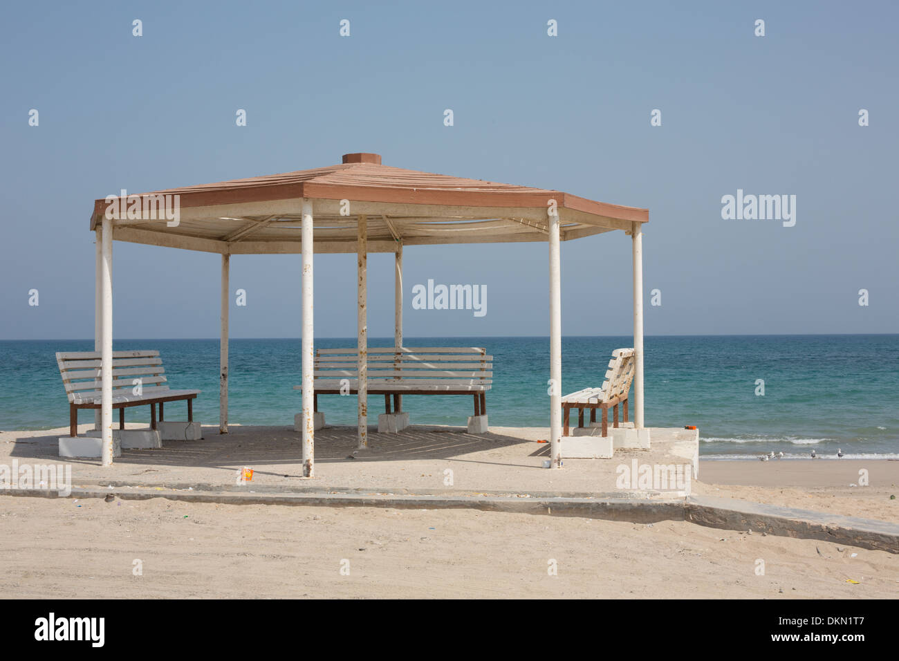 Un gazebo en métal avec bancs avec mer du détroit d'Ormuz en arrière-plan, Dibba, Oman Banque D'Images