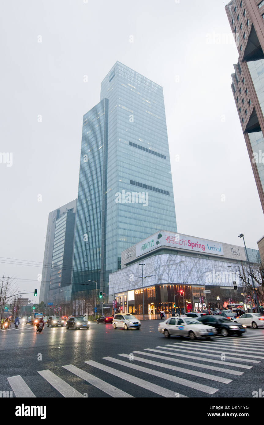 Centre commercial du tambour au 1601 Nanjing Xi Lu et International Park Place office tower dans le quartier de Jing'an, Shanghai, Chine Banque D'Images