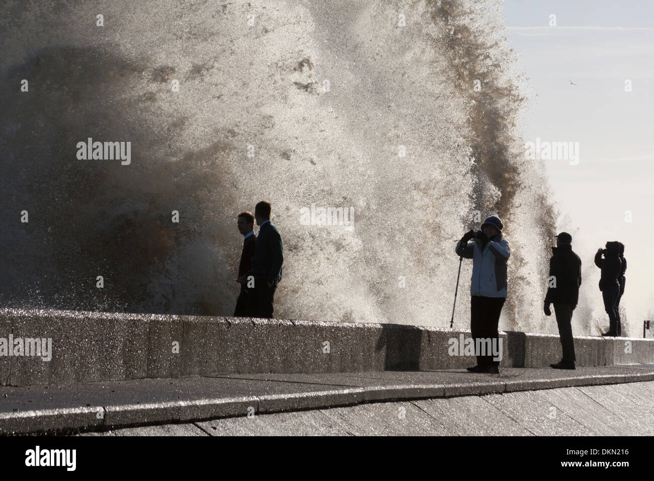 Lowestoft, UK. 06 Dec, 2013. Spectateurs watch vagues sur un raz-de-marée se briser sur le mur dans la mer du Nord à Lowestoft près de Deanes Caravan Park, le vendredi 6 décembre 2013. Une combinaison de la marée haute et la marée pire dans 60 ans a été causant des inondations et l'évacuation à travers l'Est de l'Angleterre - Lowestoft est point le plus à l'Est de l'UK Crédit : Solveig Stibbe/Alamy Live News Banque D'Images