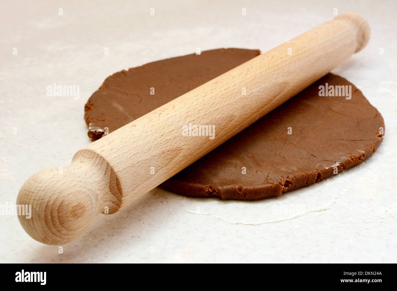 Rouleau à pâtisserie en bois utilisé pour déployer gingerbread cookie dough Banque D'Images