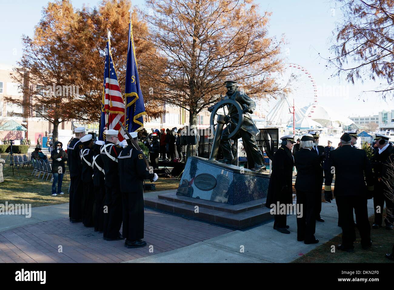 Chicago, Illinois, USA. 7 décembre 2013. Cadet de la color guard au capitaine sur la tête' statue au Navy Pier à l'assemblée annuelle de l'arbre de Noël cérémonie du navire. L'événement est à la mémoire de la goélette Rouse Simmons, l'arbre de Noël d'origine des navires, qui a été perdu avec toutes les mains au cours d'une tempête le 23 novembre 1912. Credit : Todd Bannor/Alamy Live News Banque D'Images