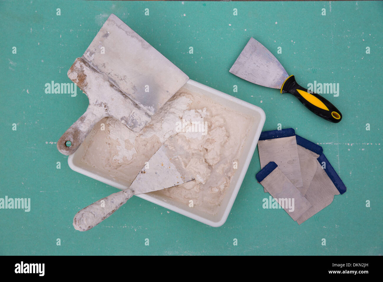 Platering outils pour le plâtre comme plaste spatule truelle plâtre de gypse sur vert Banque D'Images
