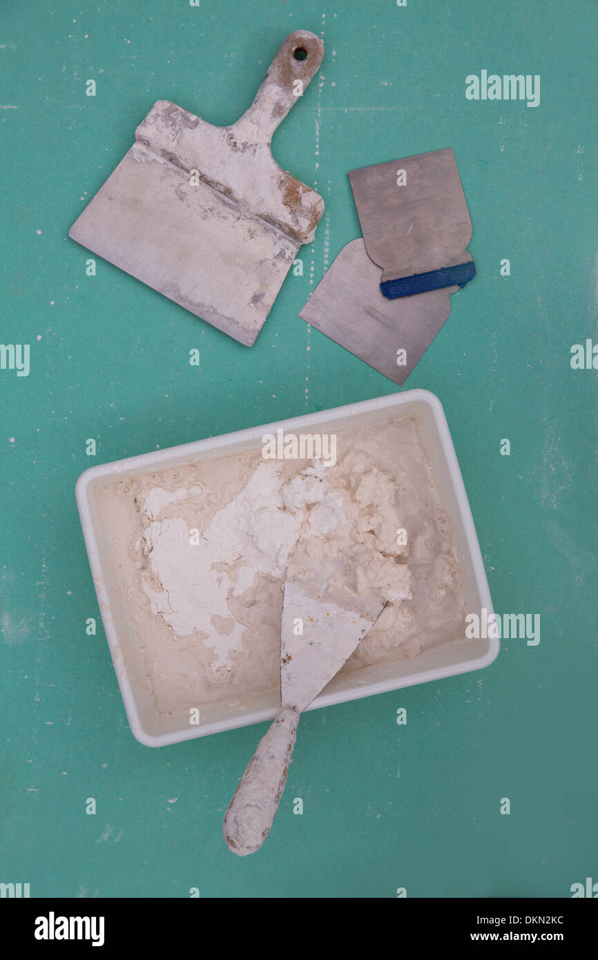 Platering outils pour le plâtre comme plaste spatule truelle plâtre de gypse sur vert Banque D'Images
