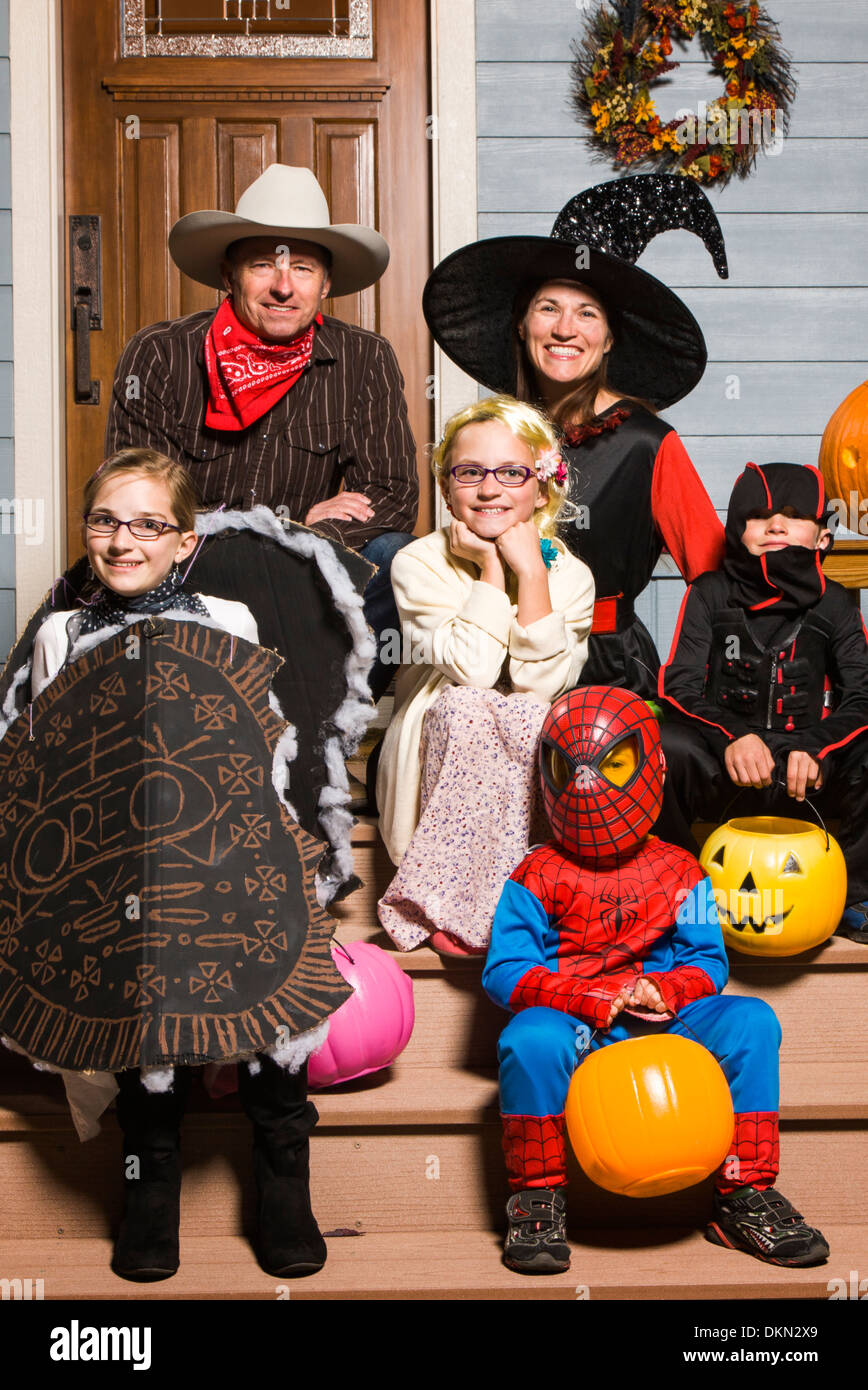 Famille de parents et trois enfants habillés en costume pour Halloween Banque D'Images