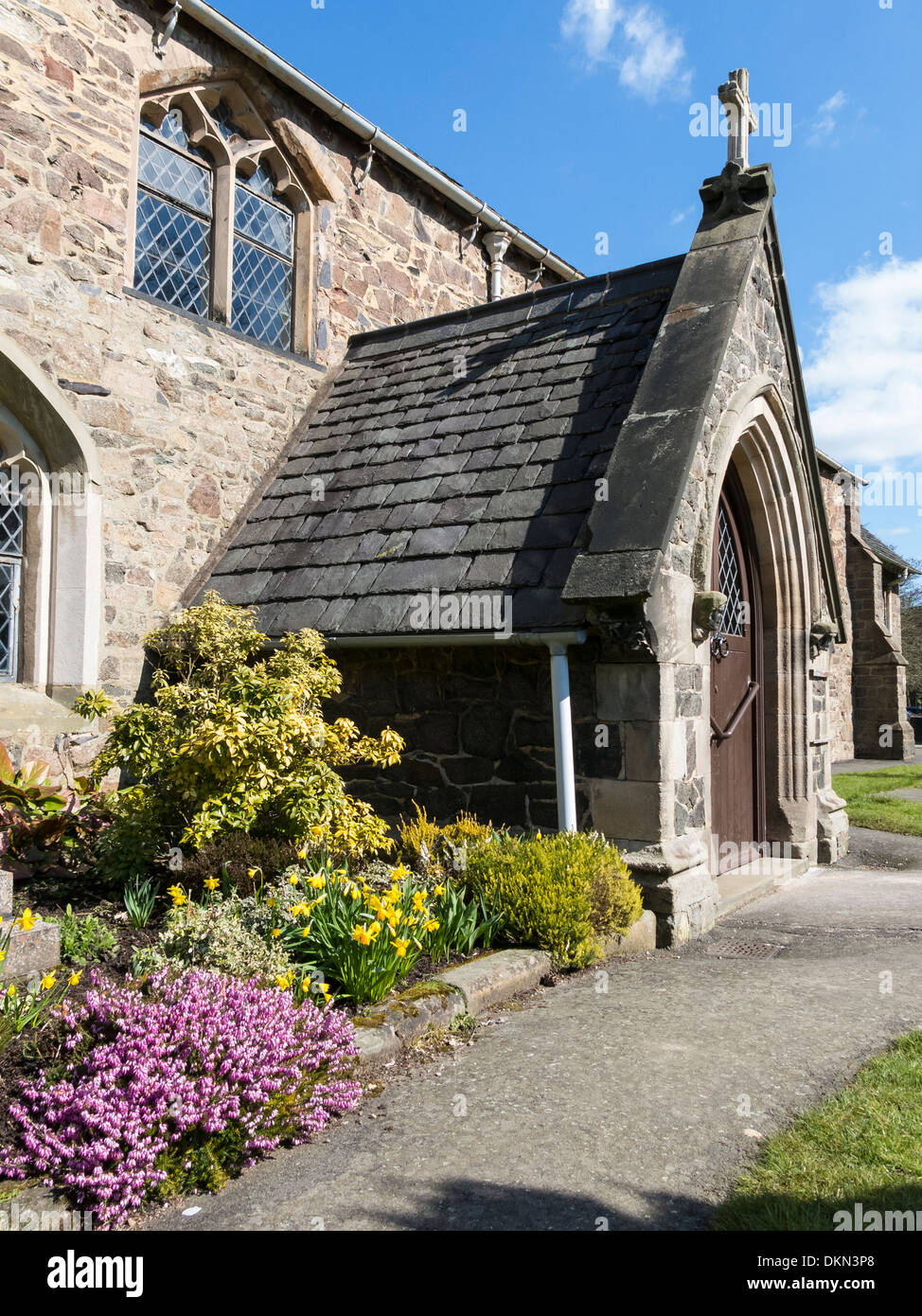 Porche d'entrée et lit de fleur, Tous les Saints de l'église du village, Newtown Linford, Leicestershire, England, UK Banque D'Images