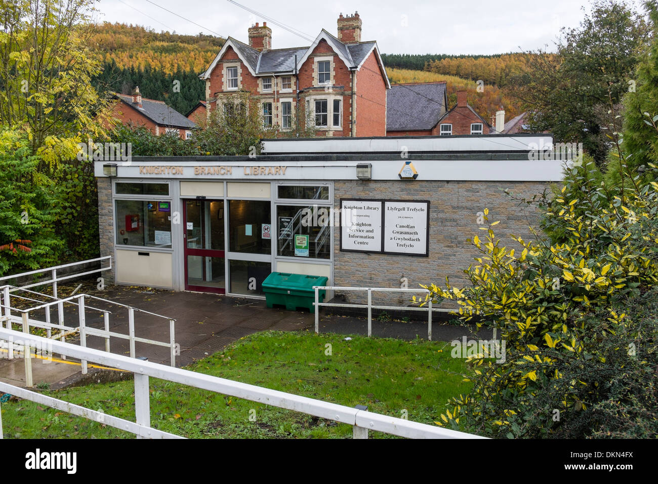 La petite succursale locale à Knighton Powys Pays de Galles UK Banque D'Images