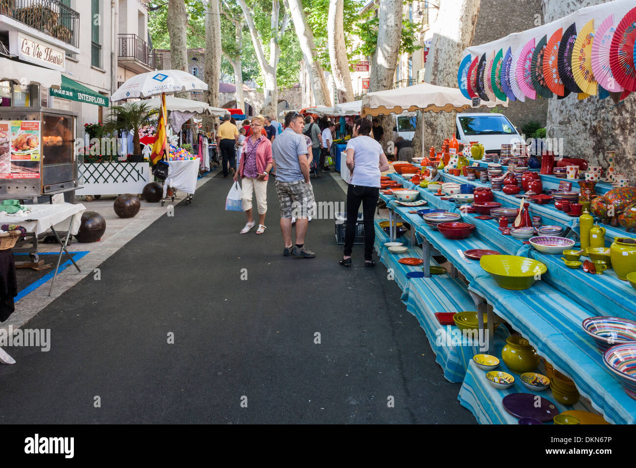 Décrochage du marché céramique à Céret, Languedoc-Roussillon, Pyrénées-Orientales, France Banque D'Images