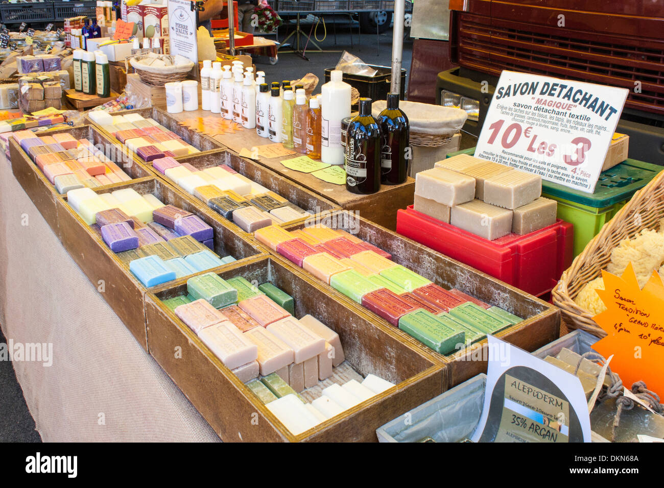 Blocage du marché de la vente de savon dans le marché de Céret, Languedoc-Roussillon, Pyrénées-Orientales, France Banque D'Images