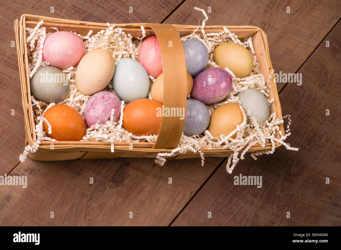 Les oeufs de Pâques colorés teints avec des colorants naturels Banque D'Images