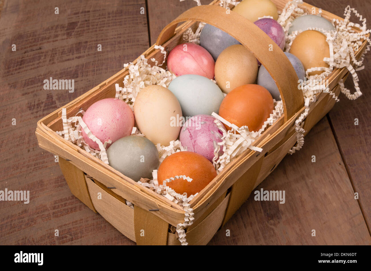 Les oeufs de Pâques colorés teints avec des colorants naturels Banque D'Images