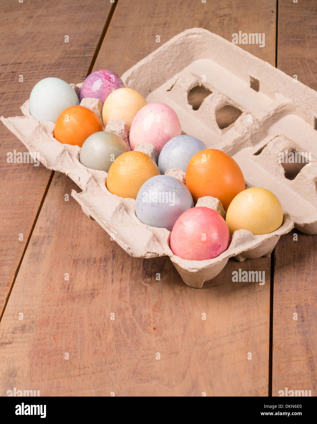 Les oeufs de Pâques colorés teints avec des colorants naturels Banque D'Images