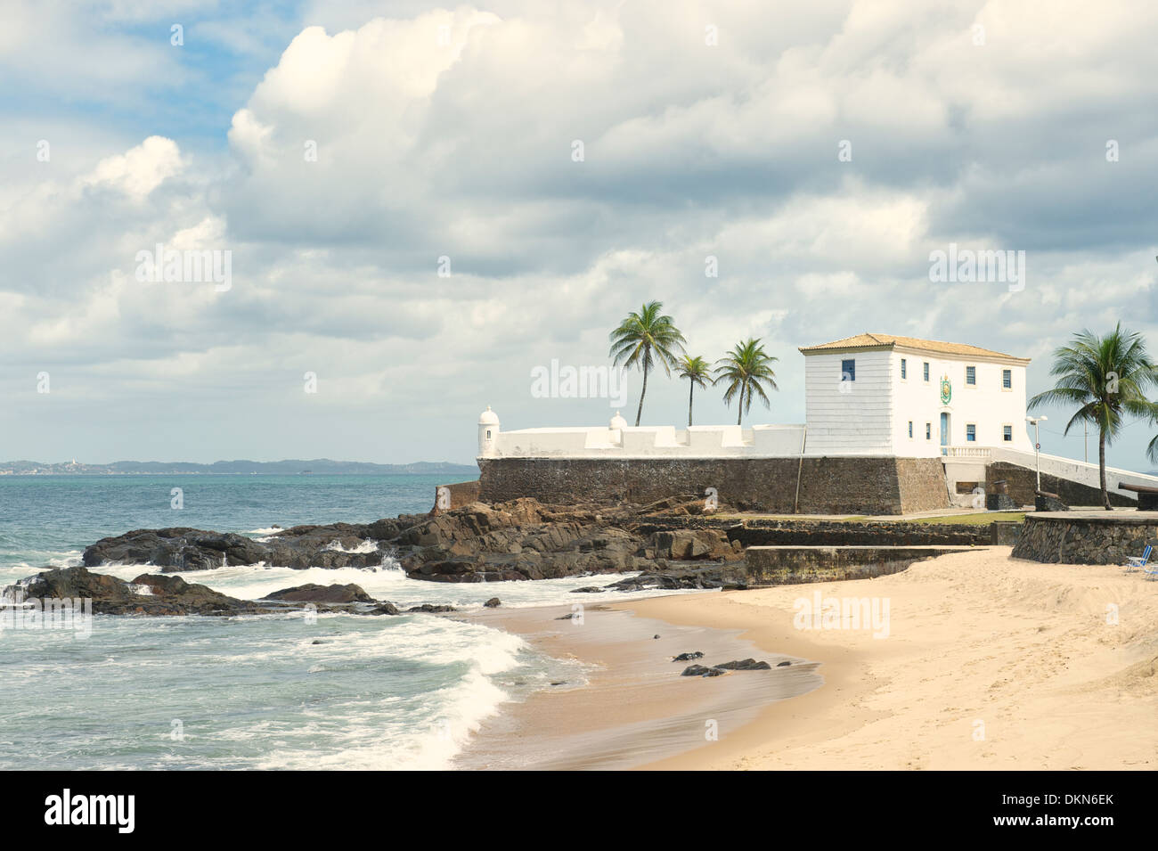 Fort de Santa Maria in Colonial Barra Salvador Brésil construit sur plage tropicale avec palmiers Banque D'Images