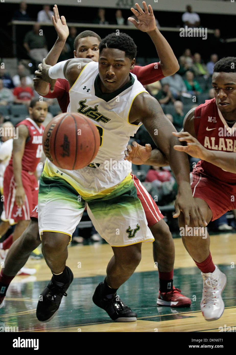 Tampa, Floride, USA. 7 Décembre, 2013. DANIEL WALLACE | fois.South Florida Centre avant/Chris Perry (23) et de l'Alabama guard Retin Obasohan (32) chasser la balle au cours de la première période à l'USF Sun Dome le Samedi, Décembre 7, 2013. Crédit : Daniel Wallace/Tampa Bay Times/ZUMAPRESS.com/Alamy Live News Banque D'Images