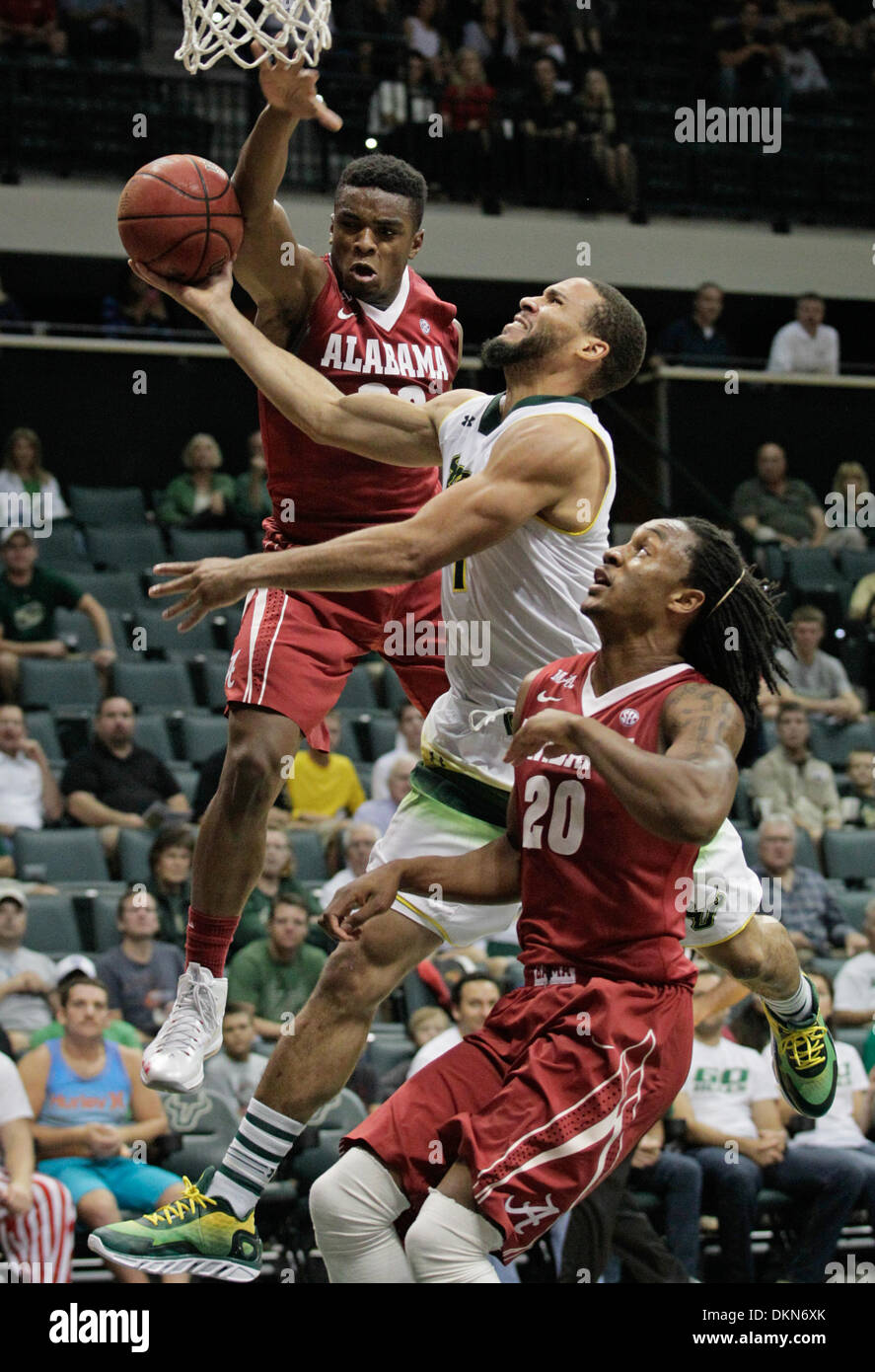 Tampa, Floride, USA. 7 Décembre, 2013. DANIEL WALLACE | fois.Alabama guard Retin Obasohan (32) fautes South Florida guard Musa Abdul-Aleem (1) au cours de la première période comme Alabama guard Levi Randolph (20) ressemble à l'USF Sun Dome le Samedi, Décembre 7, 2013. Crédit : Daniel Wallace/Tampa Bay Times/ZUMAPRESS.com/Alamy Live News Banque D'Images