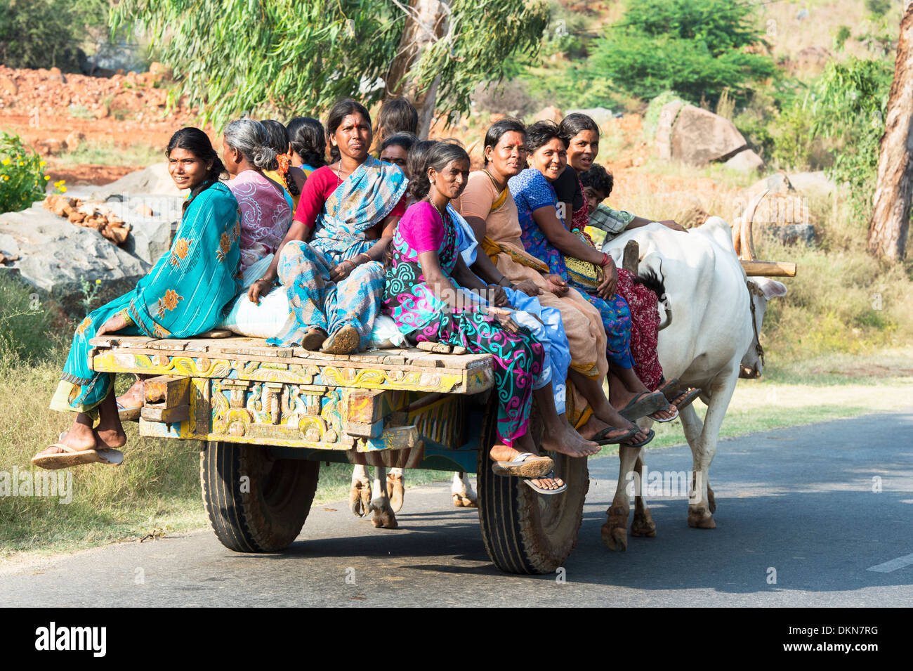 Village de l'Inde rurale Les femmes voyageant sur une charrette dans la campagne indienne. L'Andhra Pradesh, Inde Banque D'Images