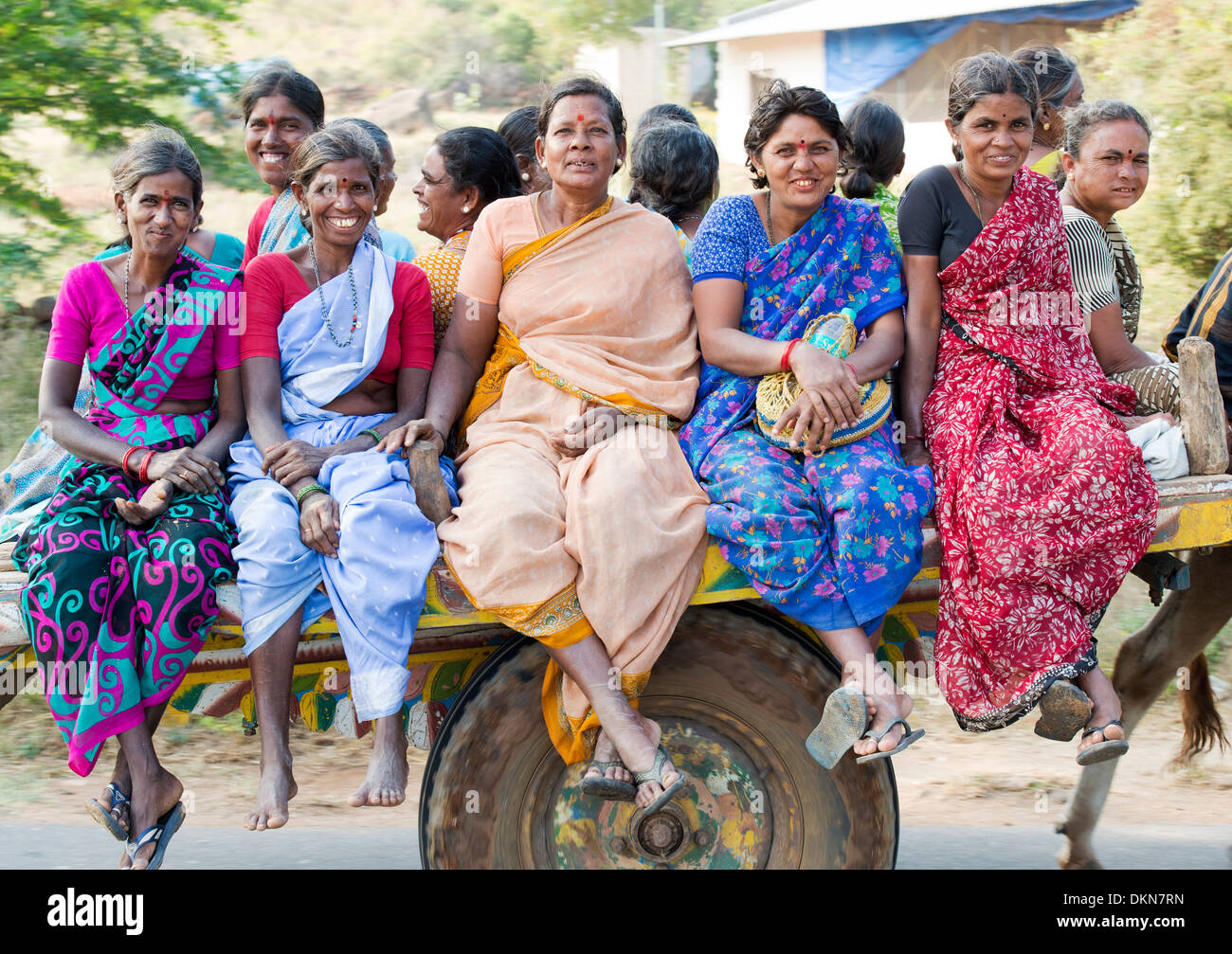 Village de l'Inde rurale Les femmes voyageant sur une charrette dans la campagne indienne. L'Andhra Pradesh, Inde Banque D'Images
