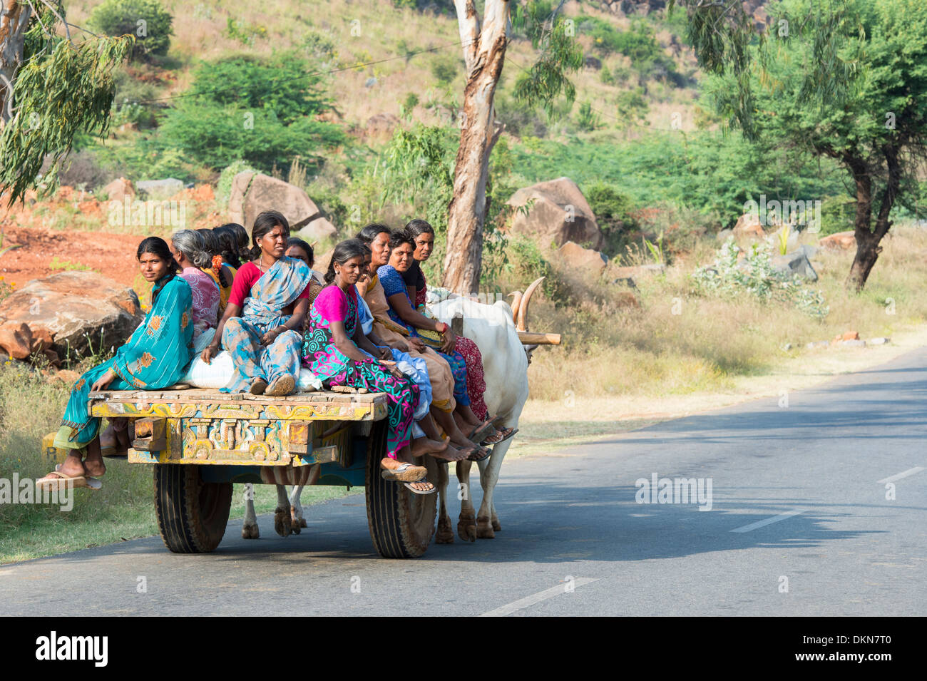 Village de l'Inde rurale Les femmes voyageant sur une charrette dans la campagne indienne. L'Andhra Pradesh, Inde Banque D'Images