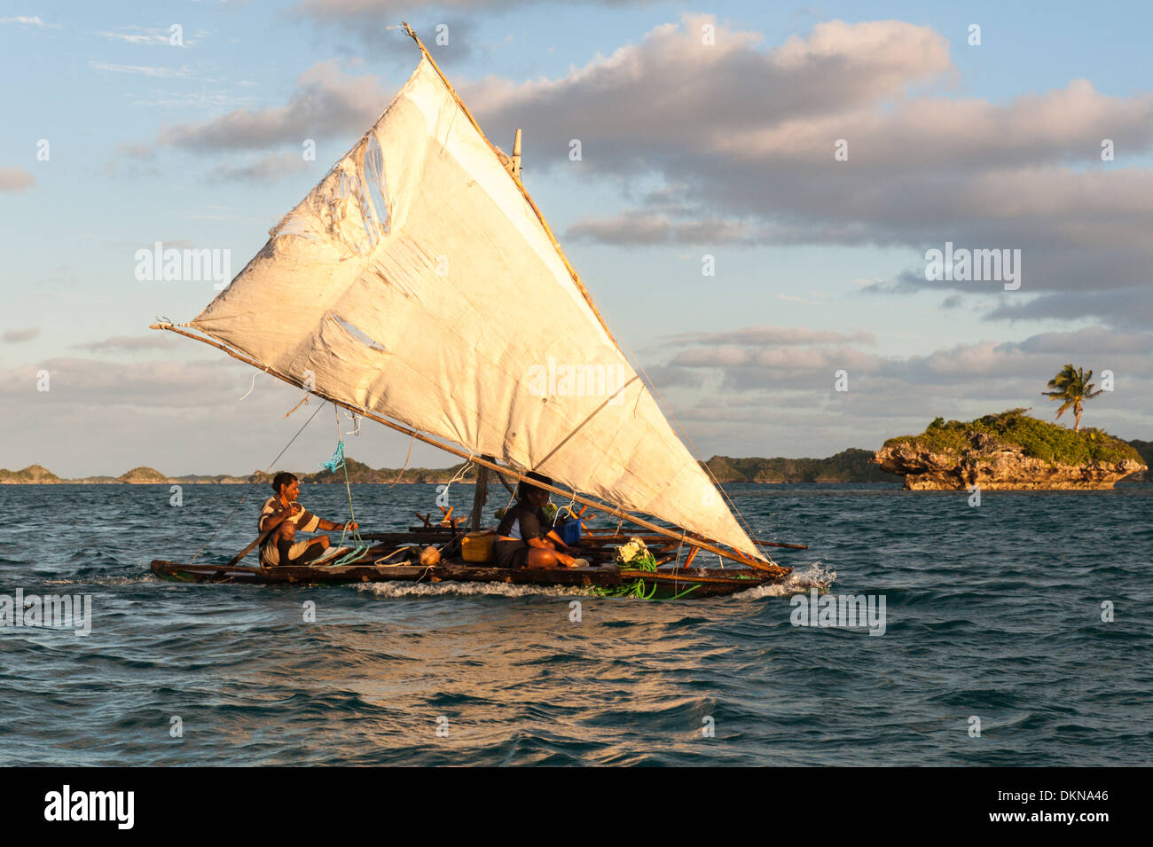 L'homme à la barre d'un bateau traditionnel, un camakau, navigation à travers Fulaga lagoon vers le village d'Naividamu. Le sud du Laus, Fidji Banque D'Images