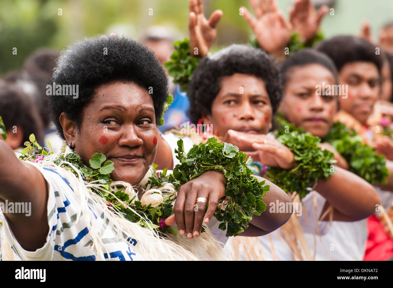 Un meke, comme les danseurs de tous les trois villages de l'île tropicale de Fulaga adieu les plongeurs qui ont été plongée en bêche de mer (concombre de mer). Les Fidji Banque D'Images