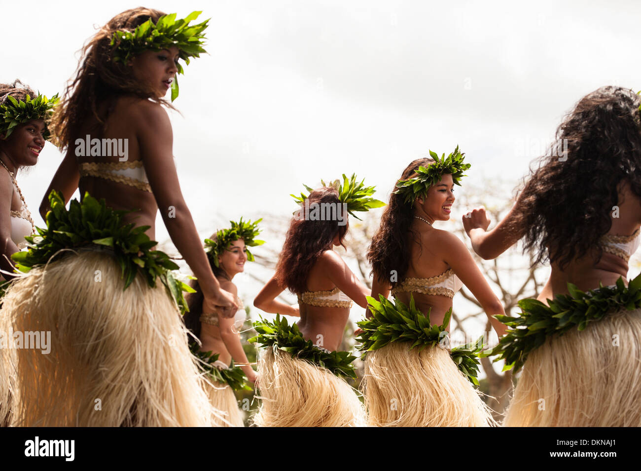 Les femmes de race mixte vanuatan mélanésienne et polynésienne) (danse une danse polynésienne durant Fest' Sawagoro festival culturel, Port Vila, Vanuatu. Banque D'Images