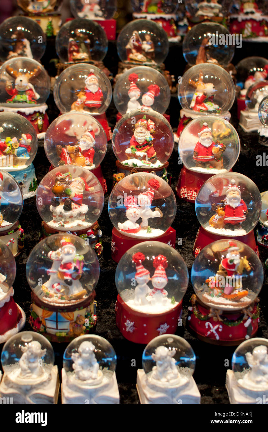 Boules à neige de Noël en vente au marché de Noël allemand de Francfort, Birmingham, UK Banque D'Images