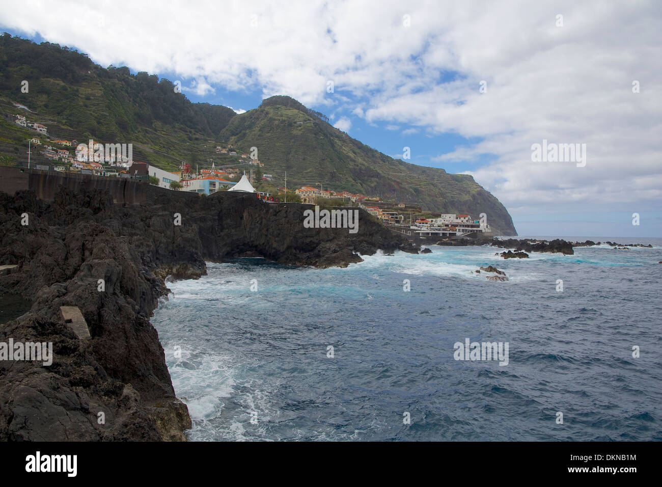 Les roches de tuf volcanique de Madère dans l'océan, vue sur Porto Moniz Banque D'Images