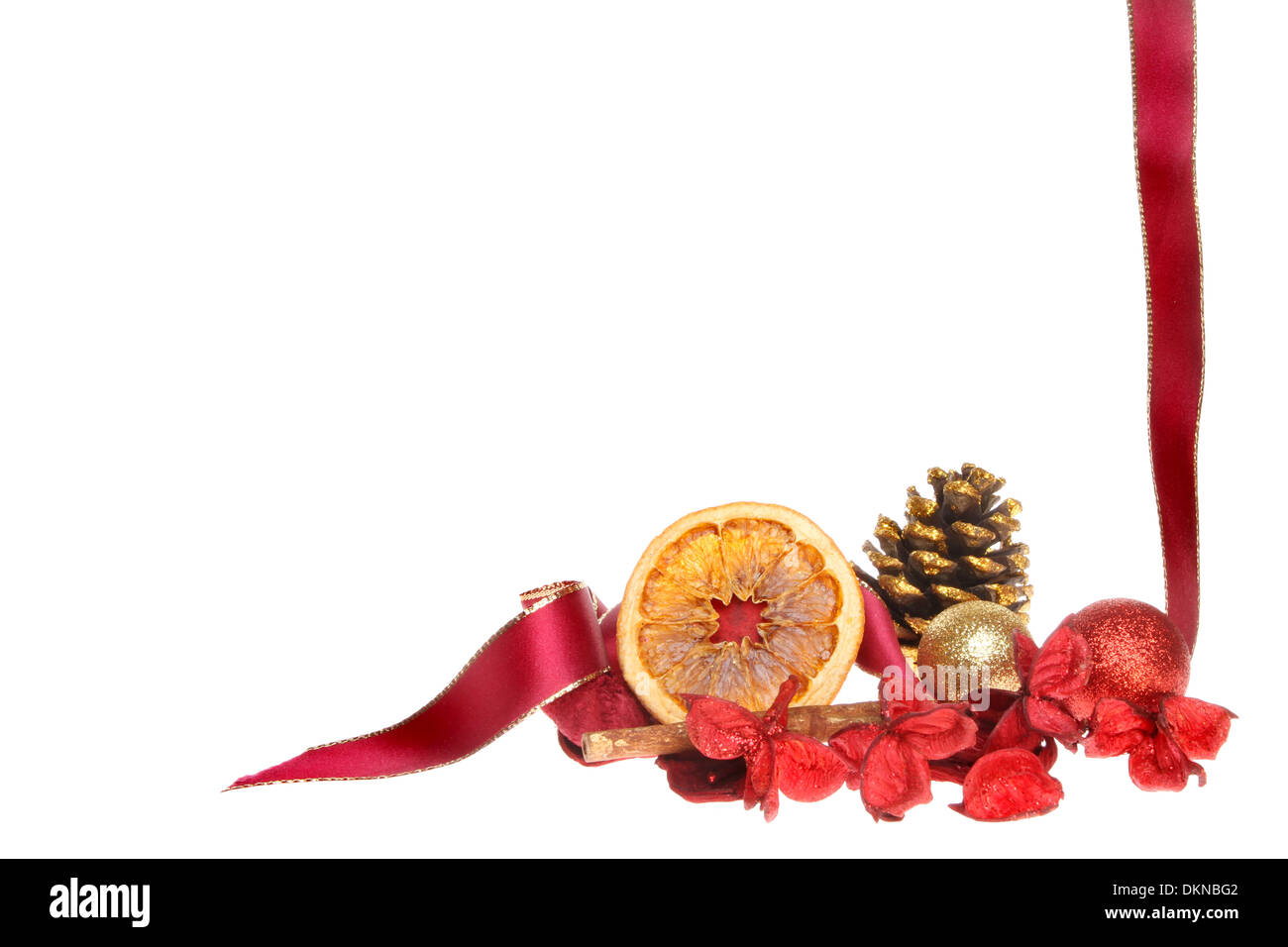 Sur le thème de Noël frontière de ruban rouge, potpourri, pomme et babioles isolés contre white Banque D'Images