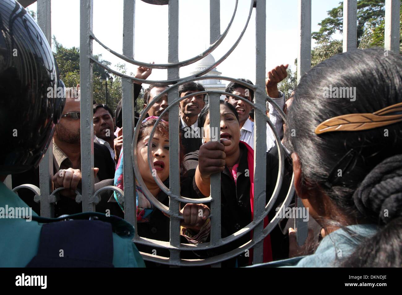 Bangladesh, Dacca. 8e mars 2014. Parti nationaliste du Bangladesh (BNP) avocats tenir un rassemblement sur la Haute Cour lieux pendant une grève nationale à Dhaka le 8 décembre 2013. La BNP-led alliance de l'Opposition a appelé un autre 72 heures de blocus à l'échelle nationale à partir du 7 décembre, comme une série de grèves et blocus de l'opposition ont paralysé une grande partie du pays alors que plus de 60 personnes ont été tuées depuis fin octobre. Banque D'Images