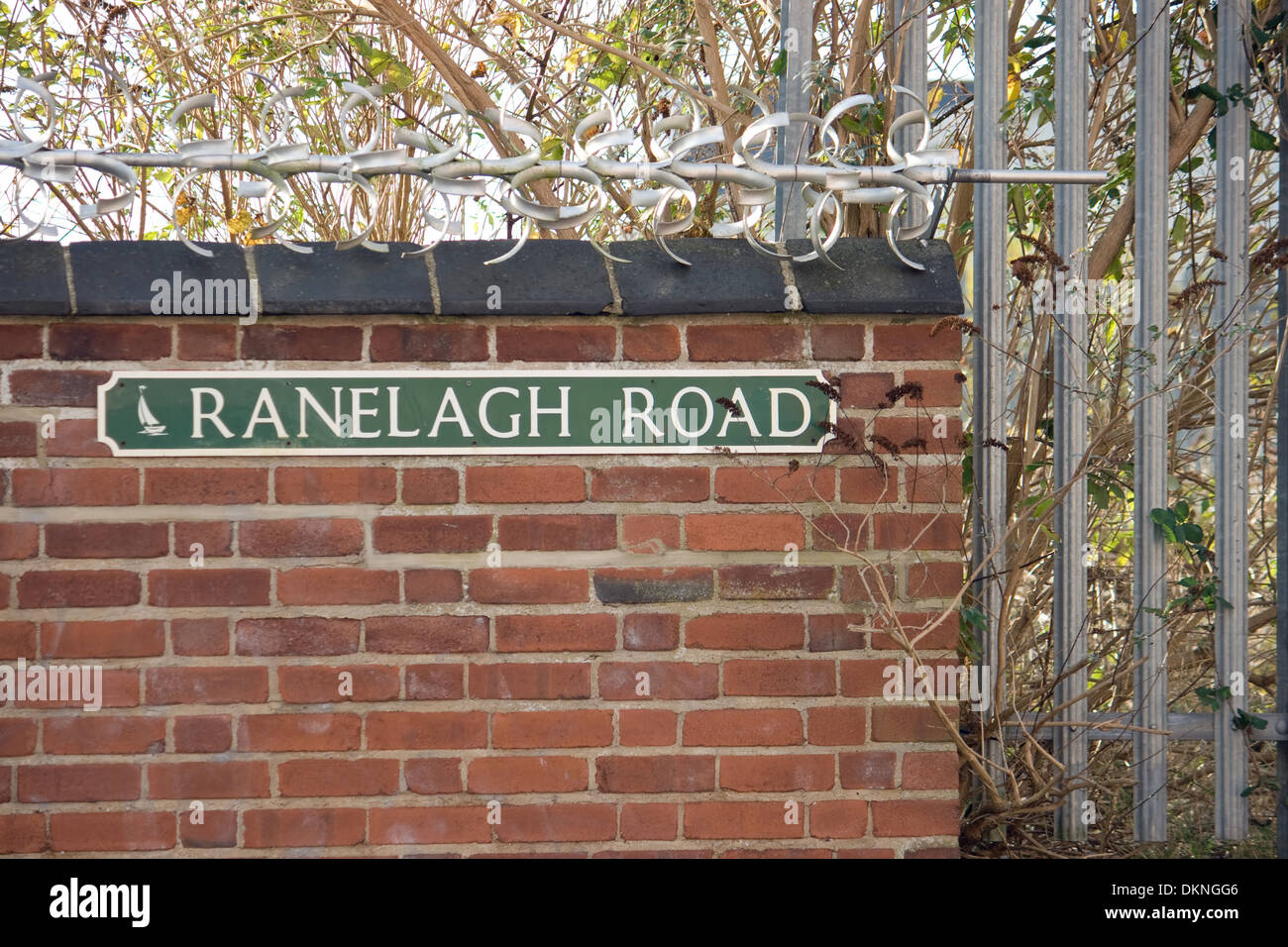 Le nom de la route signe sur un mur. Banque D'Images