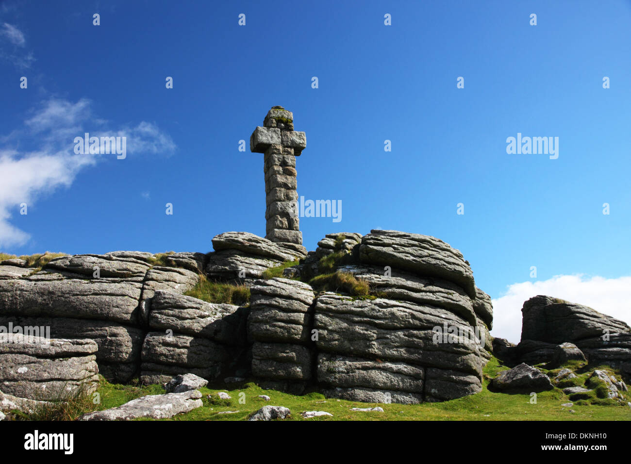 Une croix de granit au sommet d'un granit tor, Parc National de Dartmoor. Banque D'Images