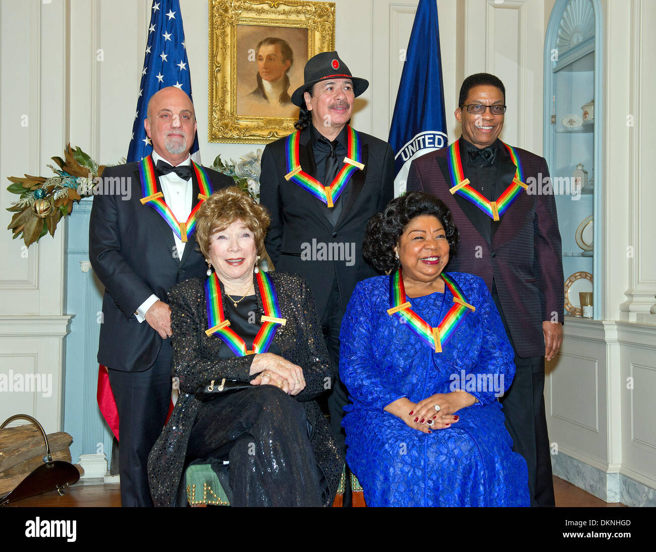 Washington DC, USA. 7 Décembre, 2013. Les cinq lauréats du Kennedy Center Honors 2013 posent pour une photo à la suite d'un dîner organisé par le secrétaire d'État américain John F. Kerry à au département d'État des États-Unis à Washington DC, USA, 7 décembre 2013. Assis dans la première rangée, de gauche, sont : Shirley MacLain, et Martina Arroyo. Debout, de gauche, sont Billy Joel, Carlos Santana, et Herbie Hancock. Les lauréats 2013 sont la cantatrice Martina Arroyo, pianiste, claviériste, compositeur et chef d'Herbie Hancock, pianiste, chanteur et auteur-compositeur Billy Joel, l'actrice Shirley MacLaine et musicia Banque D'Images