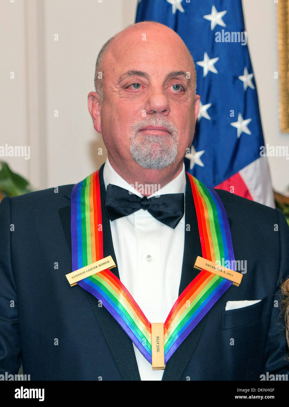 Washington DC, USA. 7 Décembre, 2013. Pianiste, chanteur et auteur-compositeur Billy Joel attend de poser pour une photo de groupe avec les autres lauréats 2013 des Kennedy Center Honors à la suite d'un dîner organisé par le secrétaire d'État américain John F. Kerry à au département d'État des États-Unis à Washington DC, USA, 7 décembre 2013. Photo : Ron Sachs / CNP/dpa/Alamy Live News Banque D'Images