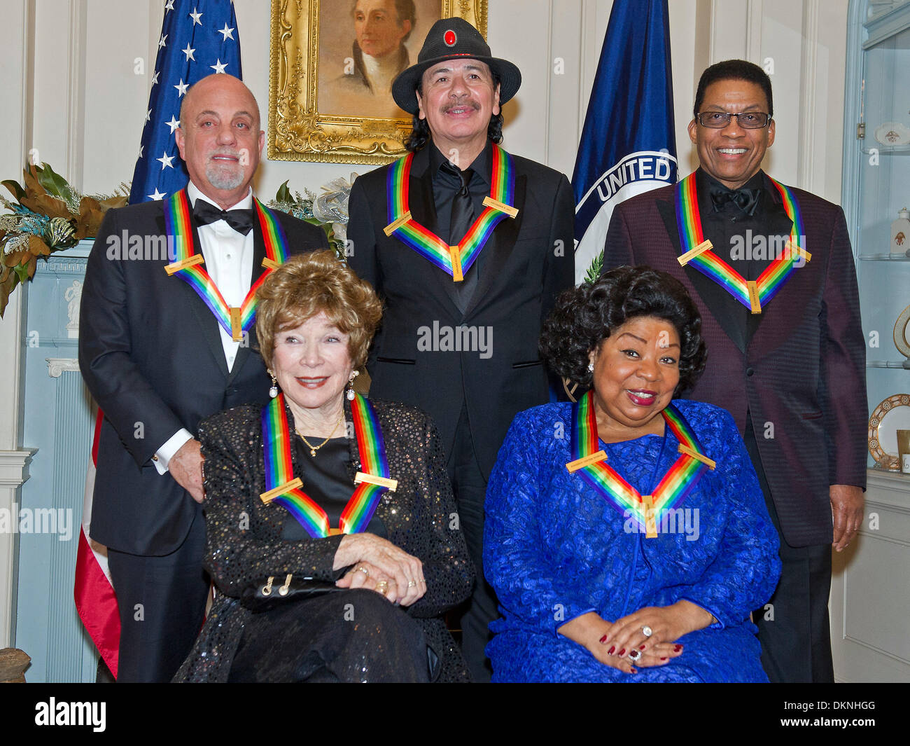 Washington DC, USA. 7 Décembre, 2013. Les cinq lauréats du Kennedy Center Honors 2013 posent pour une photo à la suite d'un dîner organisé par le secrétaire d'État américain John F. Kerry à au département d'État des États-Unis à Washington DC, USA, 7 décembre 2013. Assis dans la première rangée, de gauche, sont : Shirley MacLain, et Martina Arroyo. Debout, de gauche, sont Billy Joel, Carlos Santana, et Herbie Hancock. Les lauréats 2013 sont la cantatrice Martina Arroyo, pianiste, claviériste, compositeur et chef d'Herbie Hancock, pianiste, chanteur et auteur-compositeur Billy Joel, l'actrice Shirley MacLaine et musicia Banque D'Images